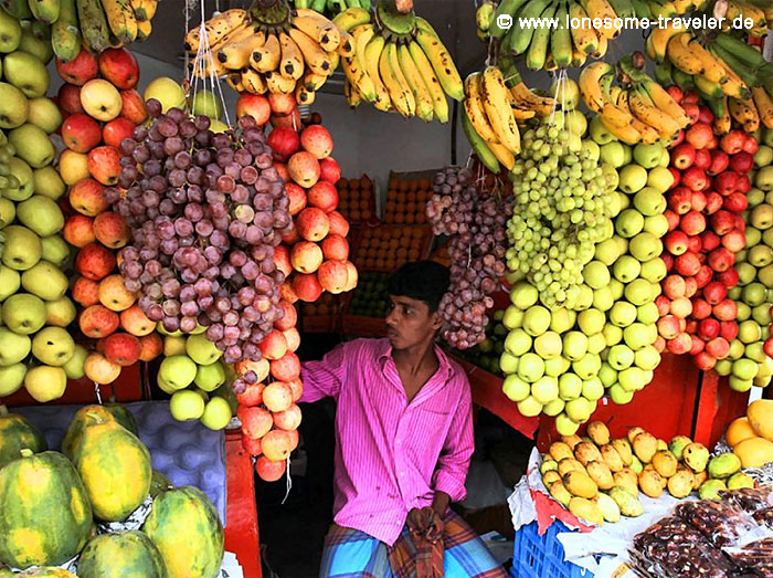 fruit vendor in Dhaka