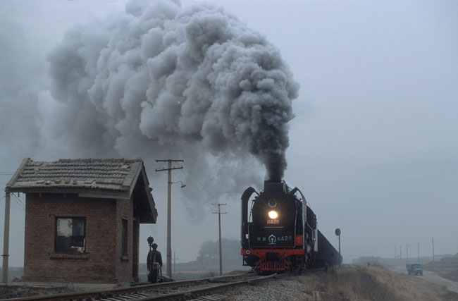 An early morning, QJ 6429 thunder trough a station along the line Pucheng - Baishui.