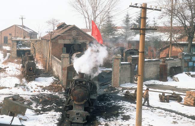 Yinghao: entrance to the depot with red flag, January 2006