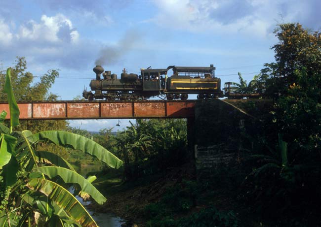 Eine Lok der Zuckerfabrik La Carlota mit einem Leerzug unterwegs, Foto: Hans Hufnagel
